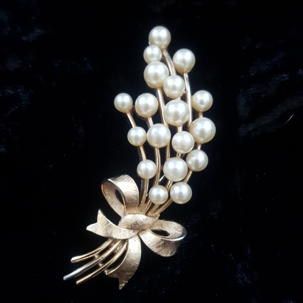 Vintage Crown Trifari Gold-tone Pearl Spray Brooch